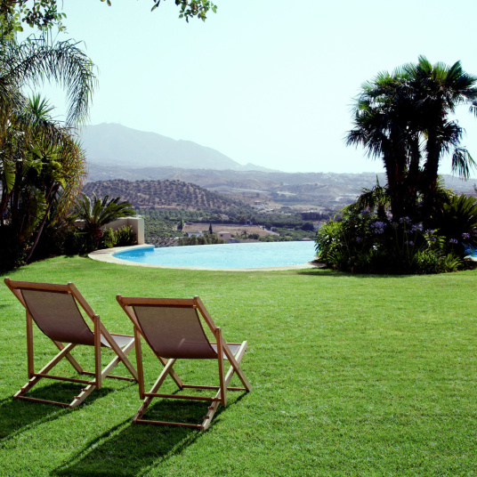 Espace détente en gazon synthétique Eden 35 mm, parfait pour jardin avec piscine