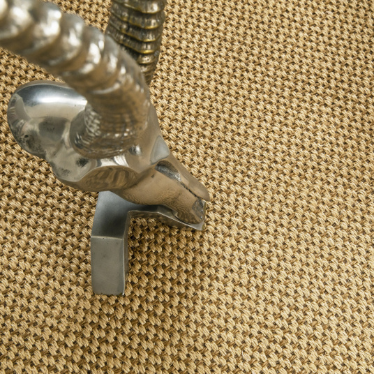 Moquette sisal Slow fibre naturelle doré avec tissage fin dans une ambiance intérieure chic