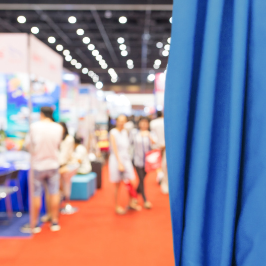 Coton gratté ignifugé M1 bleu azur sur stand d’exposition