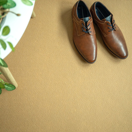 Moquette temporaire Stand Event Beige sous chaussures, usage exposition et scénographie