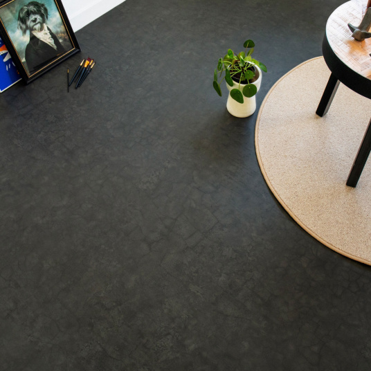 Sol PVC effet béton vieilli noir District NY, flexible et facile à installer