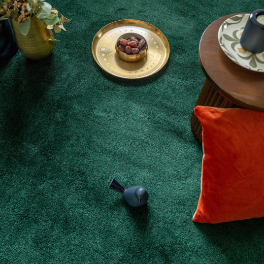 Moquette ultra douce Pulse vert forêt, sol textile profond avec plateau doré et oiseau décoratif