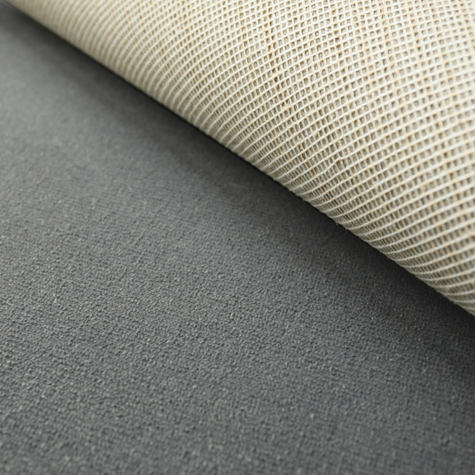 Tapis Sylon sur mesure Gris minéral soulevé pour présenter l’envers du revêtement textile
