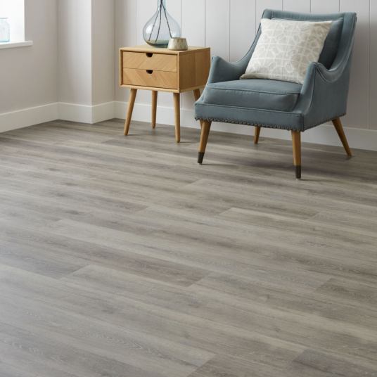 Parquet vinyle rigide Ultime à clipser - Chêne grège dans un coin détente