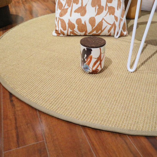 Tapis rond sisal Yucatan Sable - vue de près