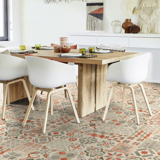 Ambiance cuisine avec sol Lino motifs carreaux de ciment rouge brique, rouleau PVC résistant