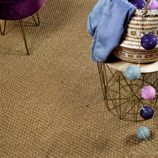 Tapis Coco Delhi panama avec ganse polypropylène Chocolat dans un salon à l'ambiance naturelle