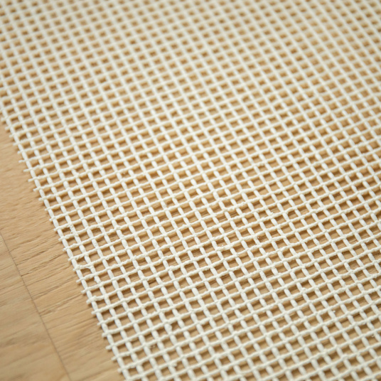 Sous-couche antidérapante pour tapis, structure ajourée favorisant stabilité et confort