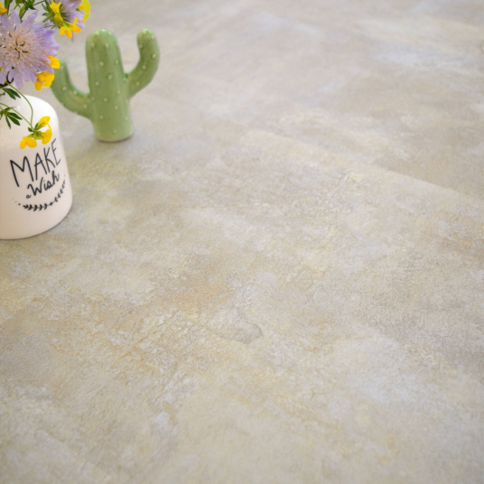Dalle sol vinyle rigide Performance pierre calcaire, confort et élégance au quotidien