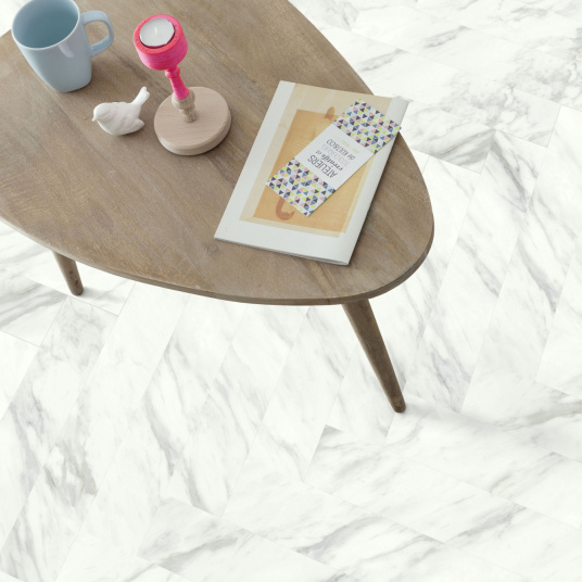 Lame vinyle - Gerflor Senso Unik HB - Soleiado, décor marbré blanc mis en scène avec une table basse en bois