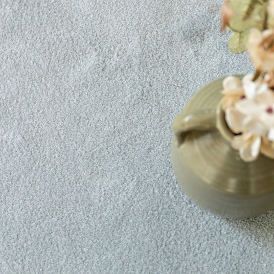 Moquette ultra douce Pulse gris givre, revêtement textile haut de gamme gris clair