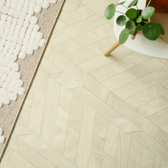 Détail du sol en vinyle éco-conçu - Lamelles de bois - Naturel avec tapis texturé