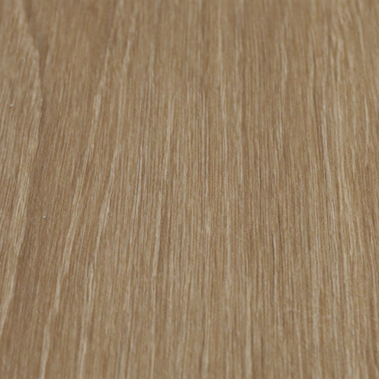Zoom sur la texture bois mat de la lame PVC - Chêne naturel