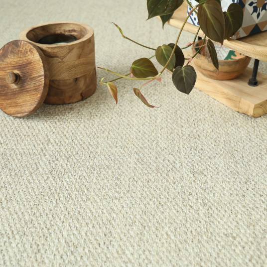 Tapis sur mesure sisal Tulum écru mis en scène dans une pièce de vie lumineuse