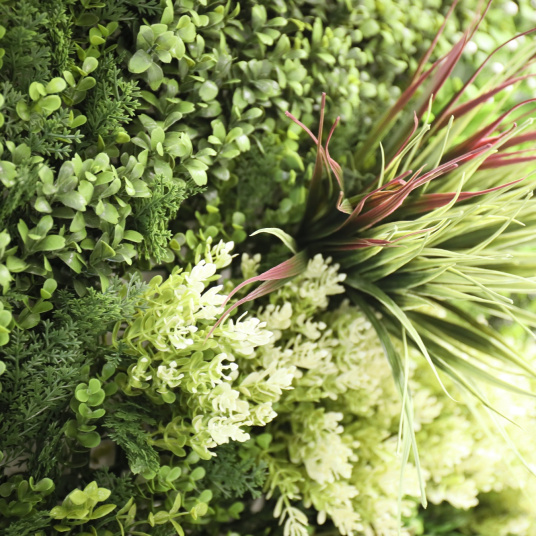 Zoom sur les feuillages contrastés du mur végétal artificiel Printemps poétique 1m x 1m