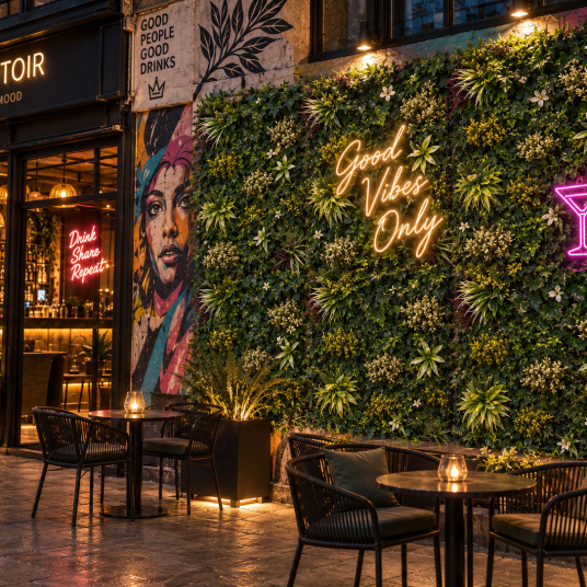 Mur végétal artificiel - Balade printanière - Intérieur et extérieur, décor végétal luxuriant habillant le mur d’un restaurant
