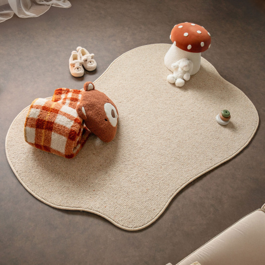 Tapis de forme organique Latoon grège dans une chambre d’enfant