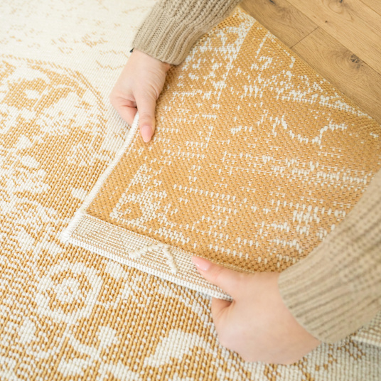 Envers du tapis Soraya crème et doré pour illustrer sa conception et sa tenue