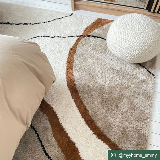 Tapis Courbes du Désert beige et marron, lignes organiques évoquant les dunes dans une décoration intérieure raffinée