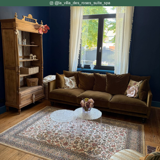 Tapis traditionnel floral Mamie in love - Corail doux dans un salon au charme vintage et à l'ambiance feutrée