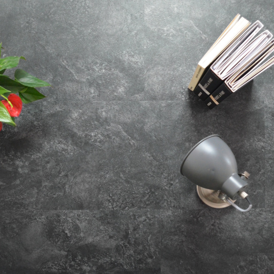 Ambiance déco avec dalle sol vinyle rigide clipsable clic 5G effet ardoise naturelle