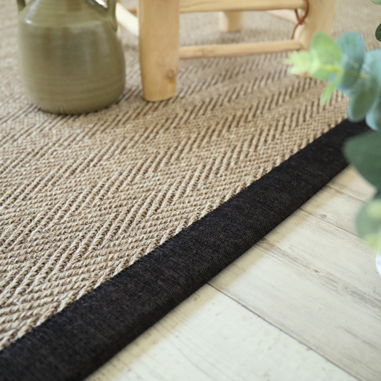 Tapis sisal Maya chevron beige finition brun chiné - vue de près