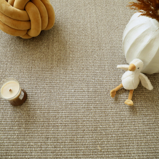 Moquette sisal haut de gamme Terralys Chanvre usage intensif avec jouets en bois sur tissage naturel