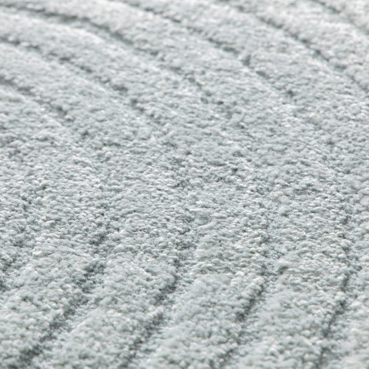 Tapis de salon en relief Circle - Courbe gris bleuté, avec une vue rapprochée sur ses lignes sculptées