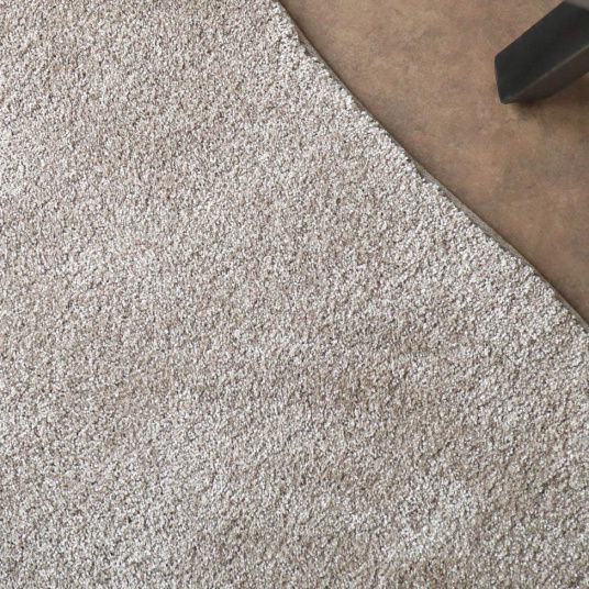 Détail finition galon ton sur ton du tapis Influence forme organique grège clair