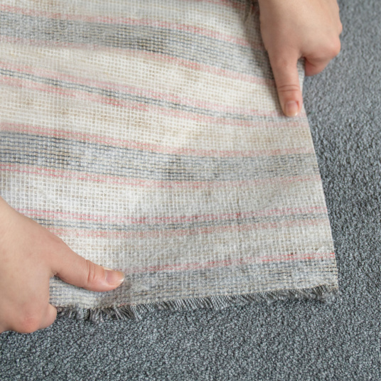Moquette ultra douce Pulse gris brume, détail envers textile et souplesse du revêtement