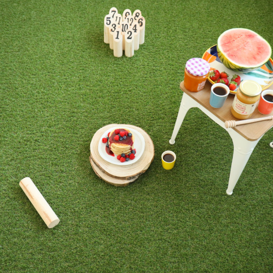 Moment convivial en plein air avec jeux en bois et pancakes sur Gazon synthétique Brunch 18 mm