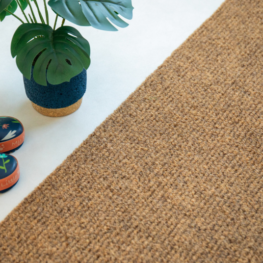 Tapis de propreté sur mesure aspect coco antidérapant protégeant un sol clair à proximité des chaussures
