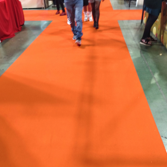 Moquette filmée Stand Event Orange citrouille, sol textile économique pour les allées de salons