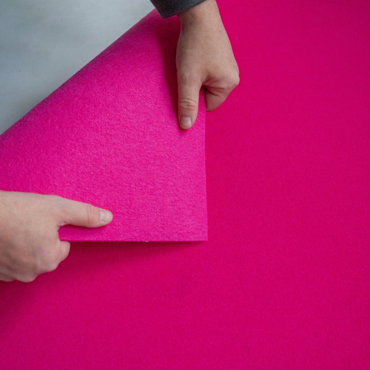 Vue de la moquette stand Orotex Revexpo Rose montrant son envers