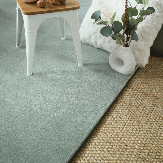 Tapis doux Hypnose vert sauge galon vert olive - salon