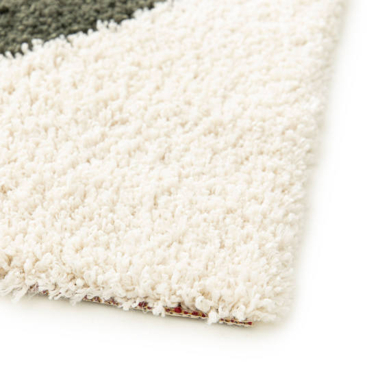 Zoom sur la texture douce du Tapis style berbère Terre ancestrale Vert kaki, terracotta