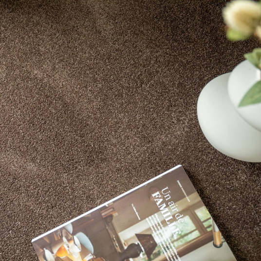 Tapis sur mesure en polyester recyclé - Re-cycle - Chocolat avec vase blanc et magazine dans une ambiance naturelle