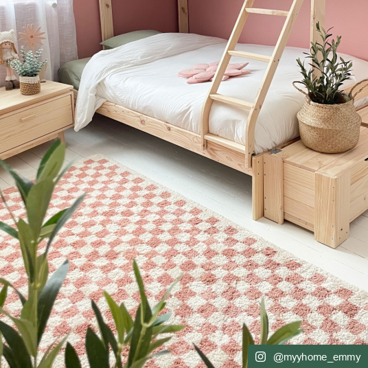 Tapis à damier Colorama Rose vintage dans une chambre d'enfant aux tons naturels