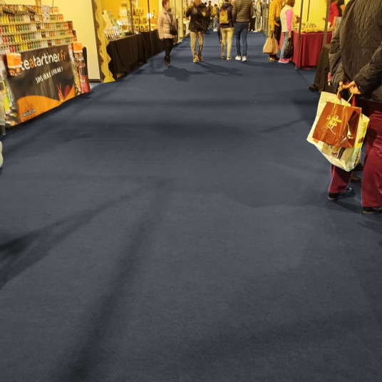 Moquette Stand Event filmée gris anthracite, revêtement textile pratique pour hall d’accueil et foire