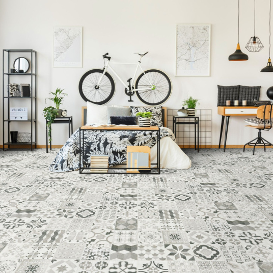 Sol vinyle - Carreaux de ciment - Noir avec motifs géométriques variés dans une chambre