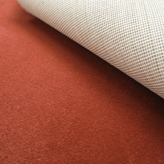 Tapis sur mesure rouge tomette légèrement relevé pour vue de la sous-couche