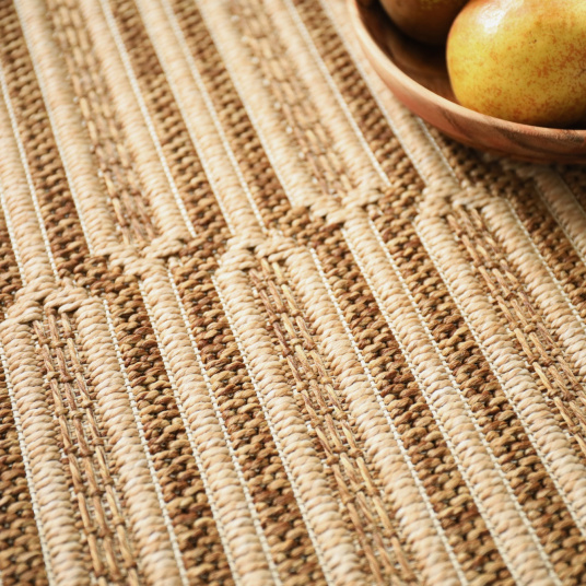 Tapis Capsule, détail du tissage aux formes graphiques cuivrées