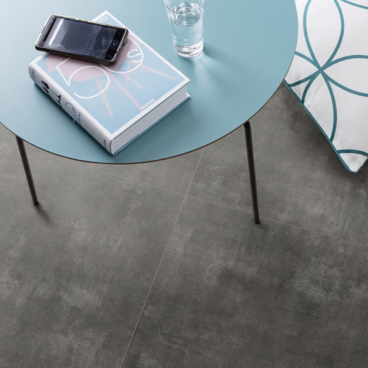 Dalles vinyles Gerflor Creation 55 à coller Parker Station dans un intérieur cosy et graphique