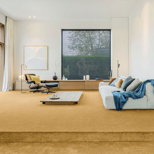 Moquette Kawaii ocre jaune ultra douce, ambiance chaleureuse et accueillante dans pièce de vie