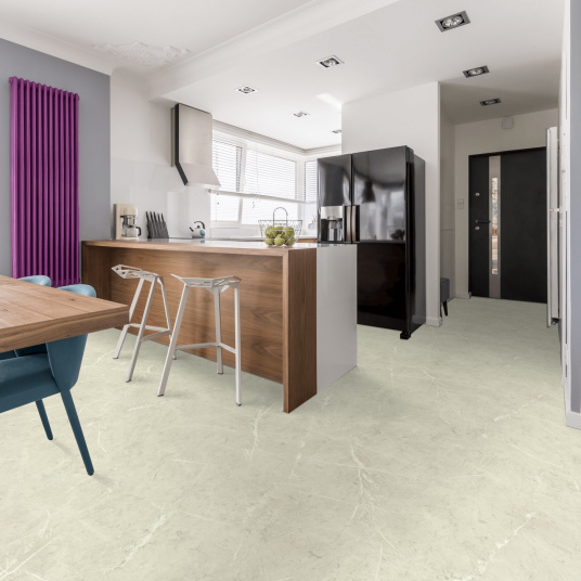 Sol vinyle Inspiration effet marbre clair - cuisine ouverte
