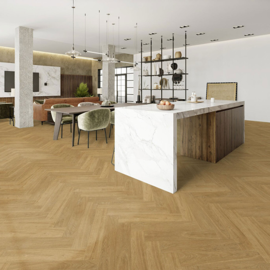 Lame vinyle - Gerflor Senso Unik HB - Madera miel dans une cuisine ouverte avec îlot central