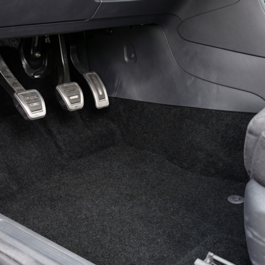 Moquette pour coffre et tapis de sol voiture au mètre - Noir chiné aménageant le plancher au niveau du poste de conduite