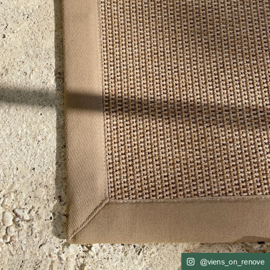 Tapis intérieur / extérieur en tissé plat Lombok naturel ganse caramel - coin