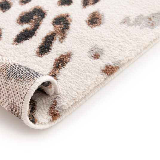 Détail technique et esthétique du tapis Léopard sauvage