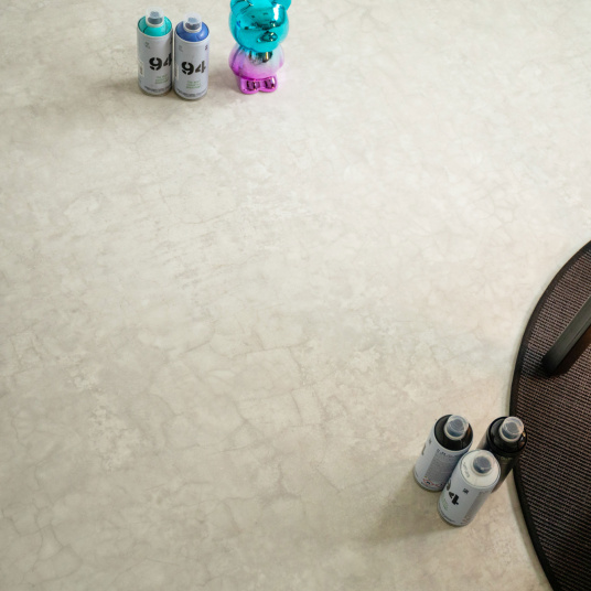 Tapis sur mesure vinyle blanc minéral, texture béton vieilli réaliste et finition mate